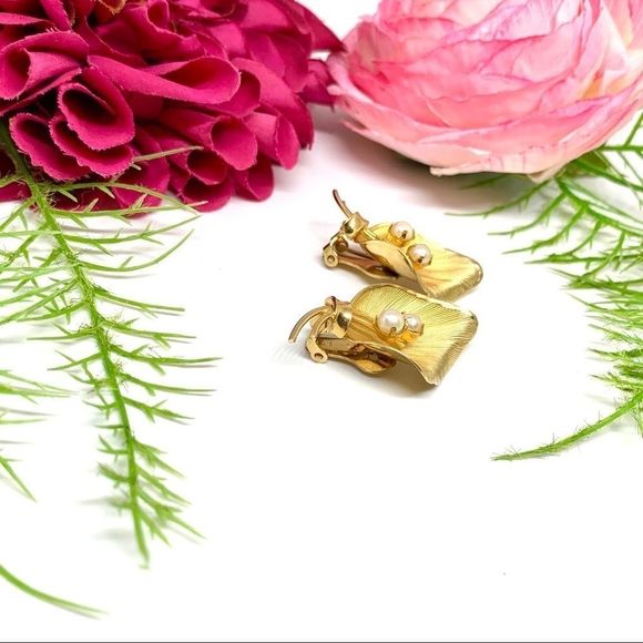 VINTAGE⚜️12K GOLD FILLED & Cultured Pearl Petal Clip Earrings - Picture 7 of 11
